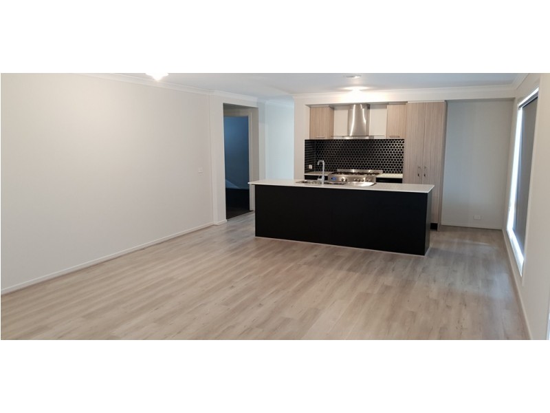 10 Bernfae Ave, Clyde North VIC 3978