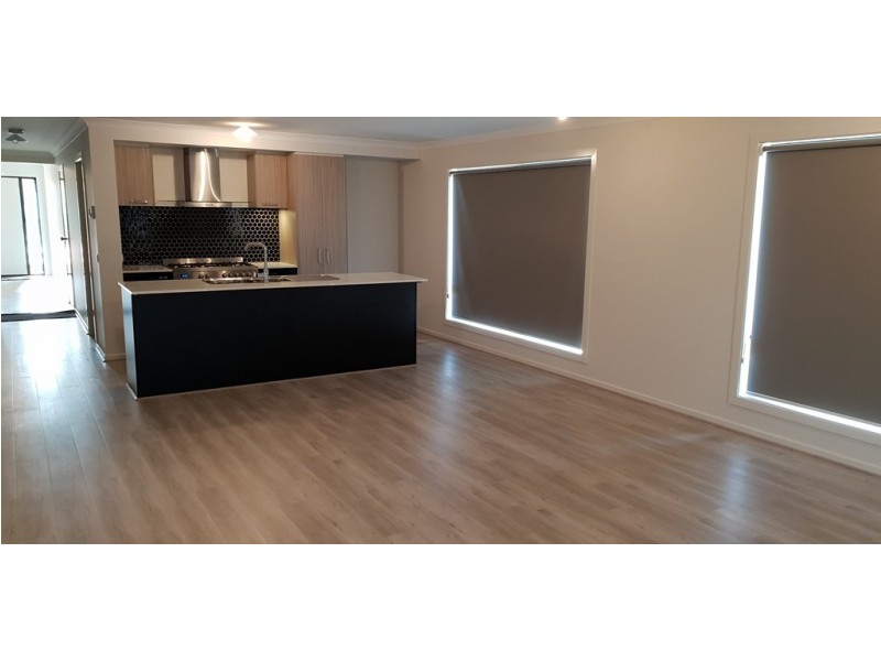 10 Bernfae Ave, Clyde North VIC 3978