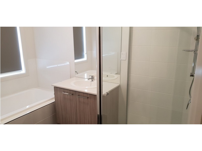 10 Bernfae Ave, Clyde North VIC 3978