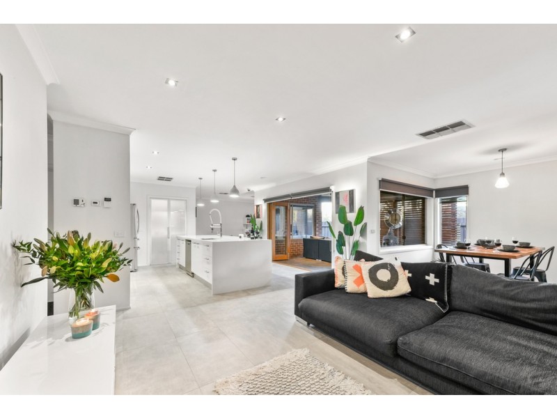 11 Powerscout Retreat, Cranbourne VIC 3977