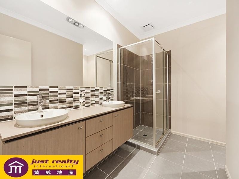 10 Galenia Street, Cranbourne North VIC 3977