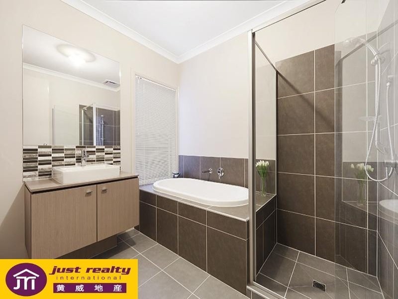 10 Galenia Street, Cranbourne North VIC 3977