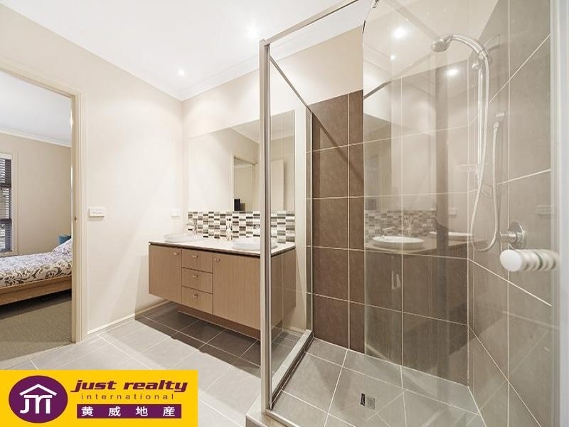 10 Galenia Street, Cranbourne North VIC 3977