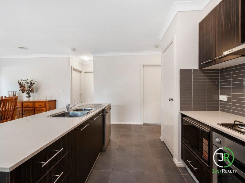 28 Caspian Chase, Pakenham VIC 3810