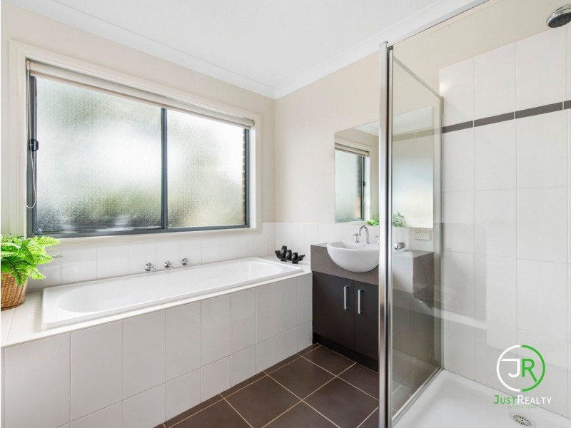 28 Caspian Chase, Pakenham VIC 3810