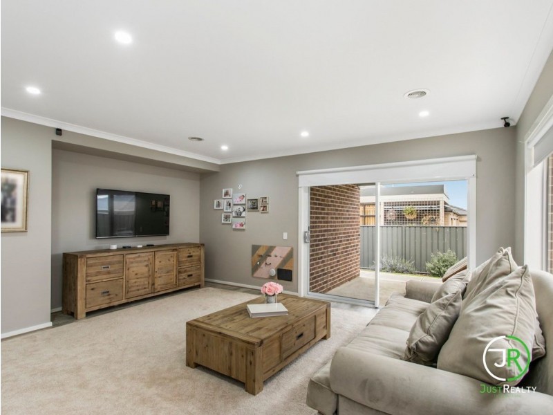 28 Nagle Crescent, Cranbourne West VIC 3977