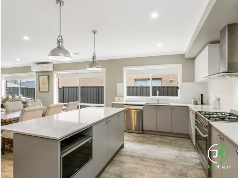 28 Nagle Crescent, Cranbourne West VIC 3977