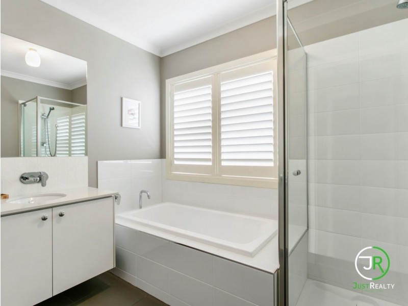28 Nagle Crescent, Cranbourne West VIC 3977