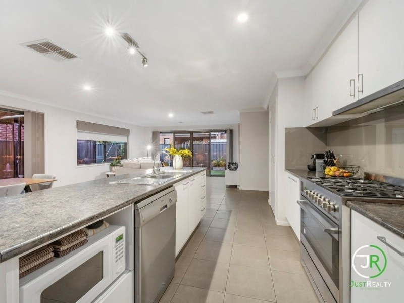 27 Pegasus Road, Cranbourne West VIC 3977