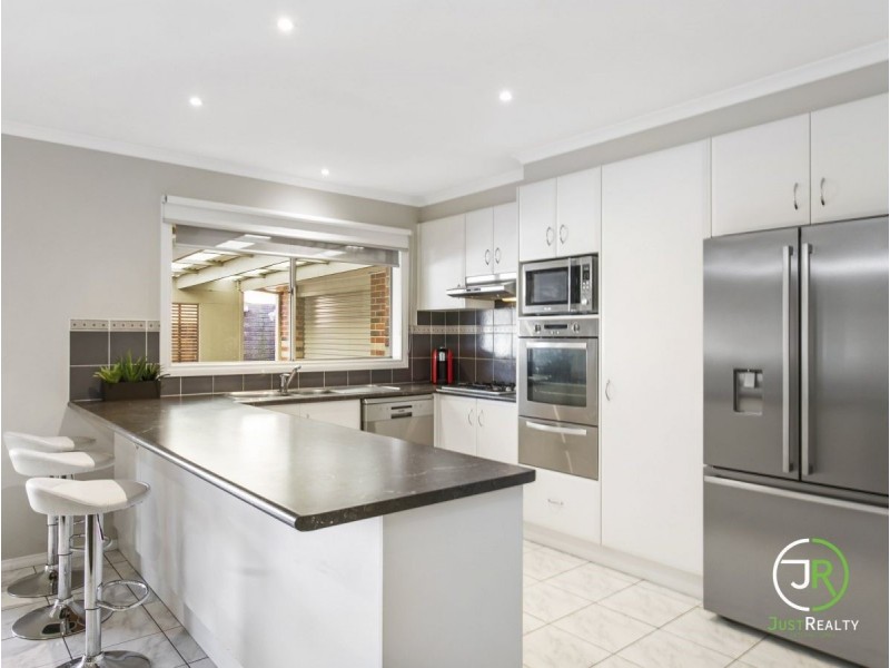 16 Durnoch Place, Cranbourne VIC 3977