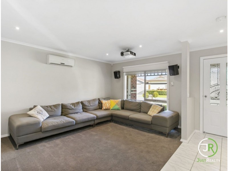 16 Durnoch Place, Cranbourne VIC 3977