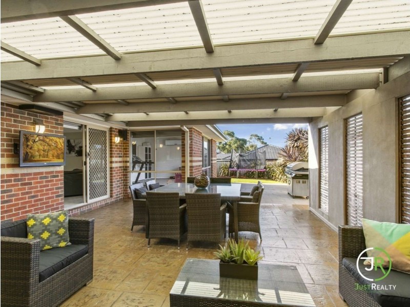 16 Durnoch Place, Cranbourne VIC 3977