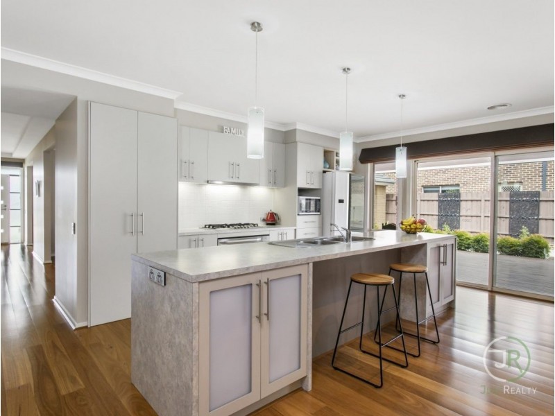 27 Broadstone Way, Cranbourne VIC 3977