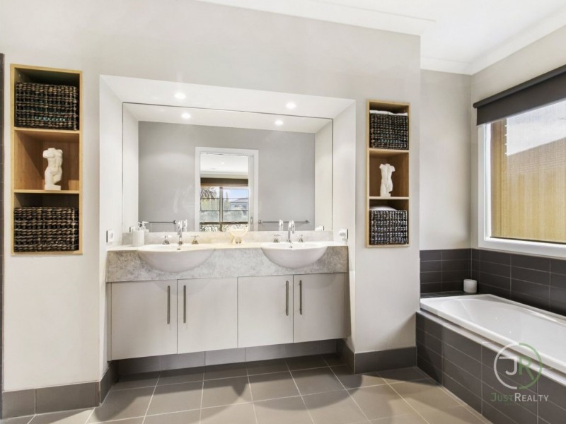 27 Broadstone Way, Cranbourne VIC 3977