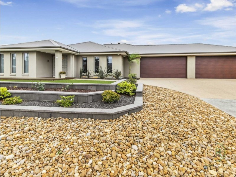 39 Dunferline Crescent, Cranbourne VIC 3977
