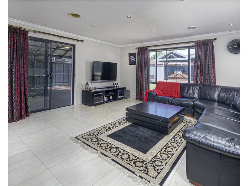 2 Chesterfield Drive, Narre Warren South VIC 3805