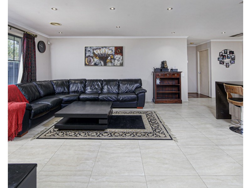 2 Chesterfield Drive, Narre Warren South VIC 3805