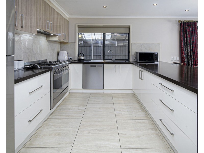 2 Chesterfield Drive, Narre Warren South VIC 3805