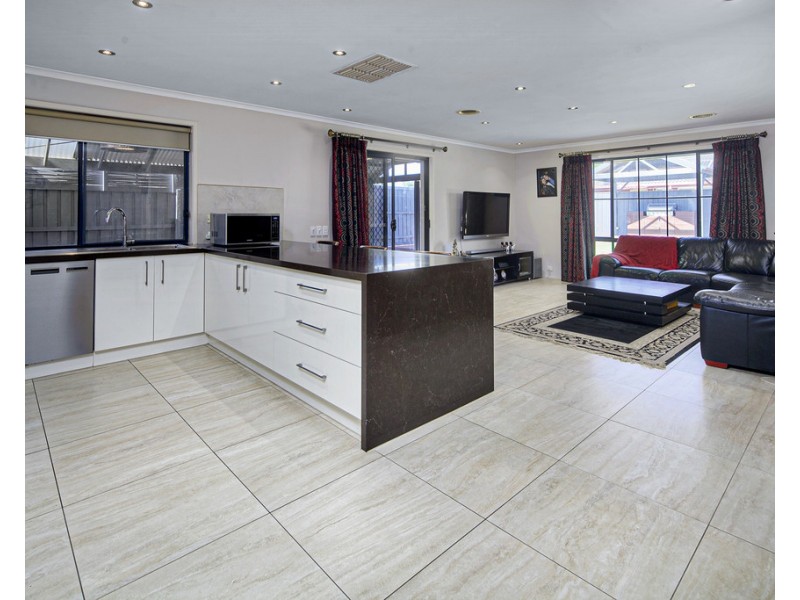 2 Chesterfield Drive, Narre Warren South VIC 3805