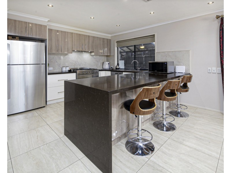 2 Chesterfield Drive, Narre Warren South VIC 3805