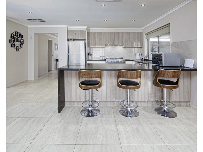 2 Chesterfield Drive, Narre Warren South VIC 3805