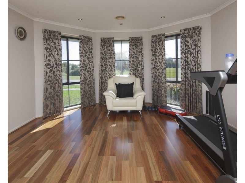 2 Chesterfield Drive, Narre Warren South VIC 3805