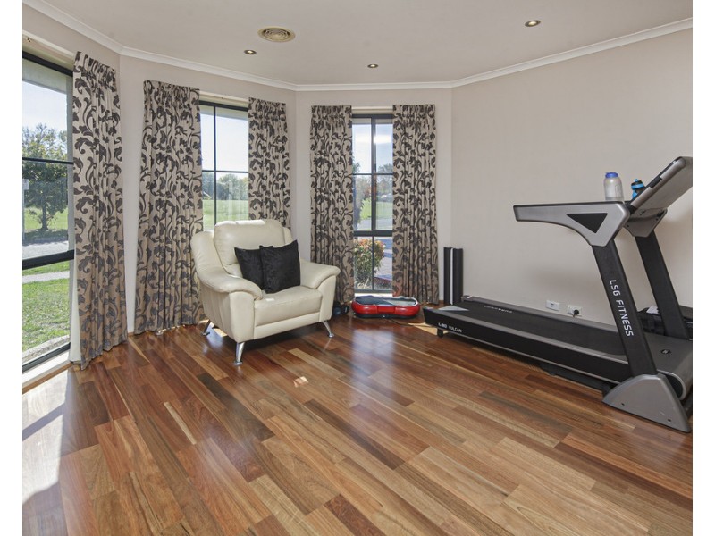 2 Chesterfield Drive, Narre Warren South VIC 3805