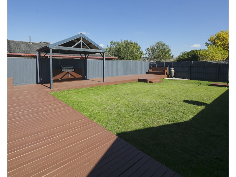 2 Chesterfield Drive, Narre Warren South VIC 3805