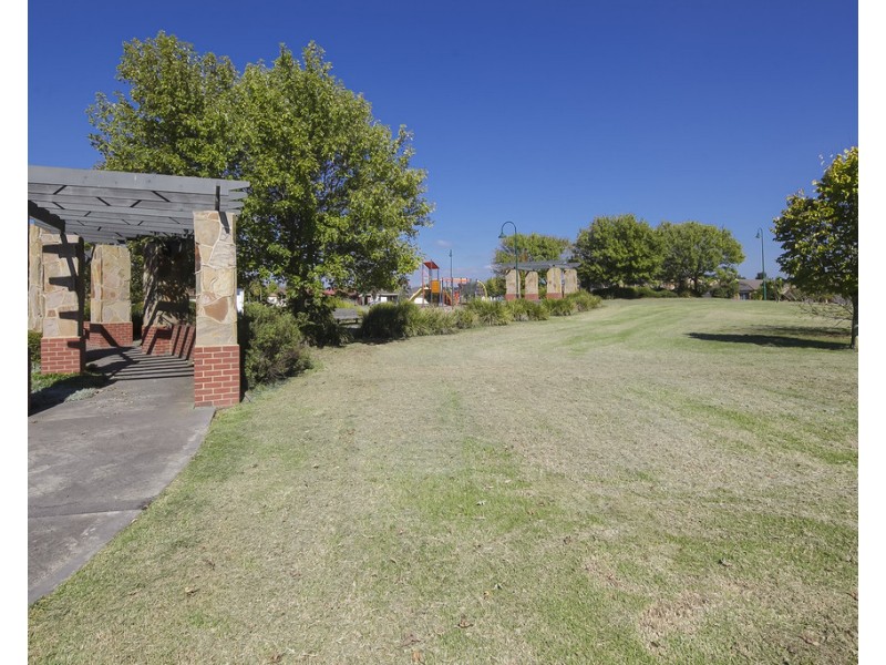 2 Chesterfield Drive, Narre Warren South VIC 3805