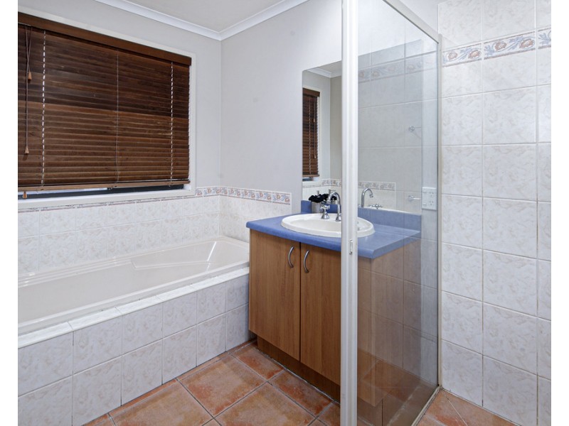 2 Chesterfield Drive, Narre Warren South VIC 3805