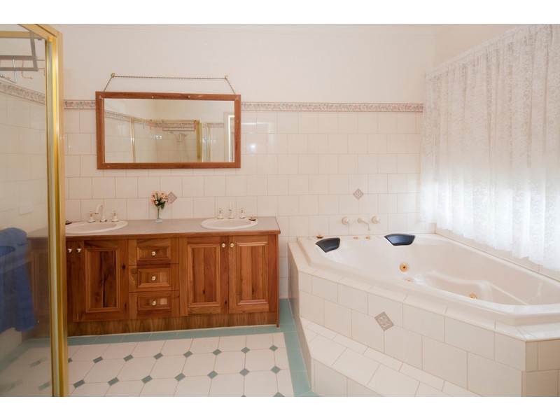 12 Milparinka Way, Berwick VIC 3806