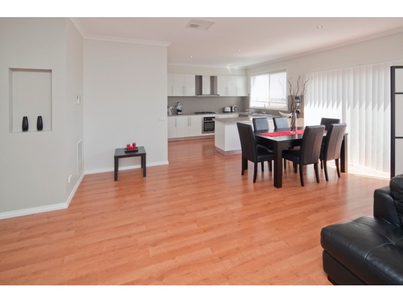 13 Central Rd, Hampton Park VIC 3976