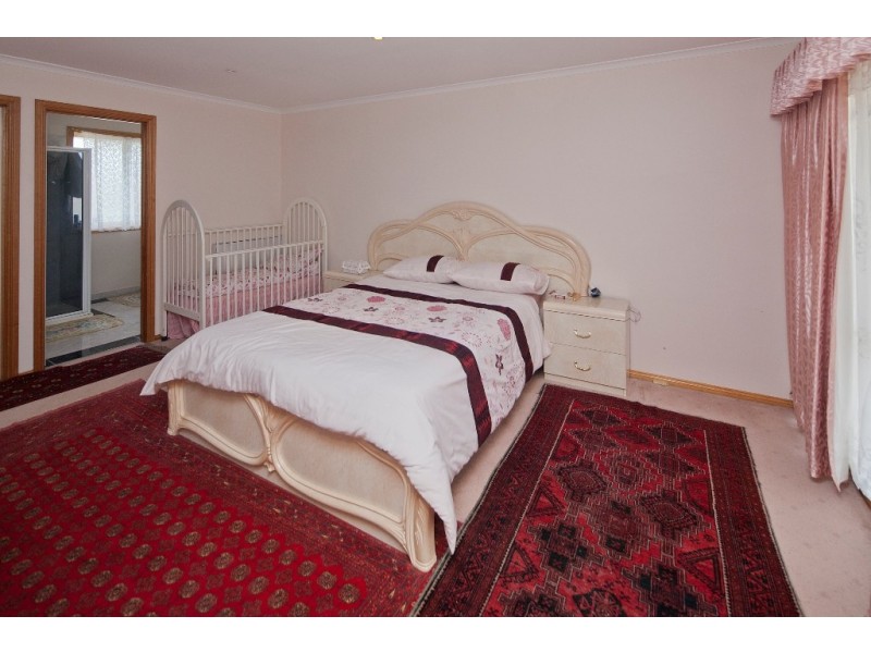 18 Legend Court, Hallam VIC 3803