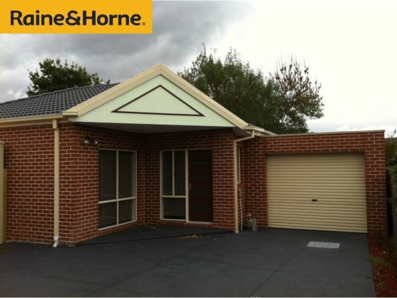 2/33 Latham Cr, Dandenong North VIC 3175