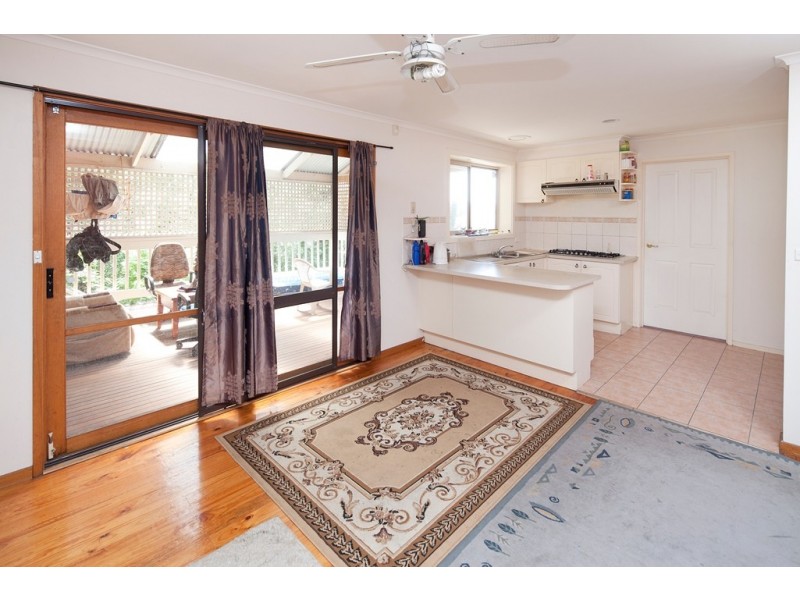 94 John Fawkner Dr, Endeavour Hills VIC 3802