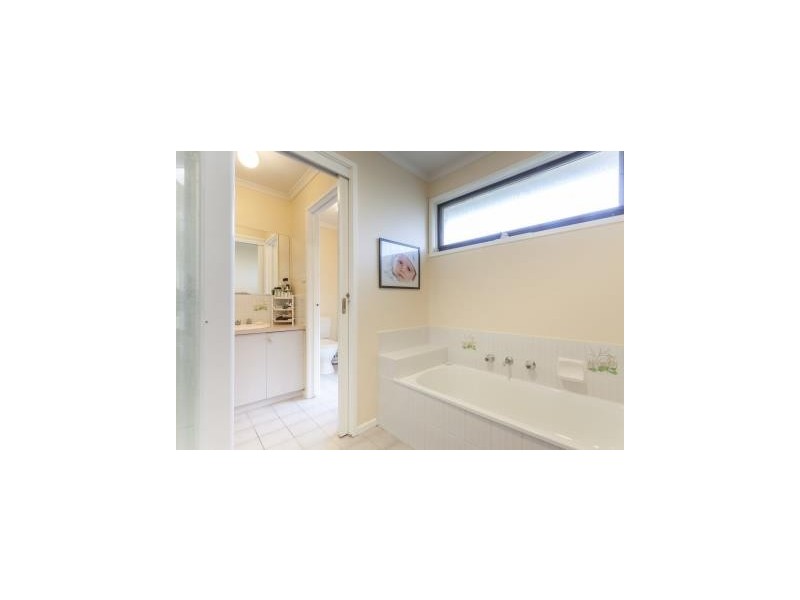 1 Struan Avenue, Endeavour Hills VIC 3802