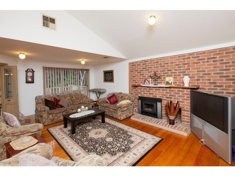 5 Naila Cl, Endeavour Hills VIC 3802