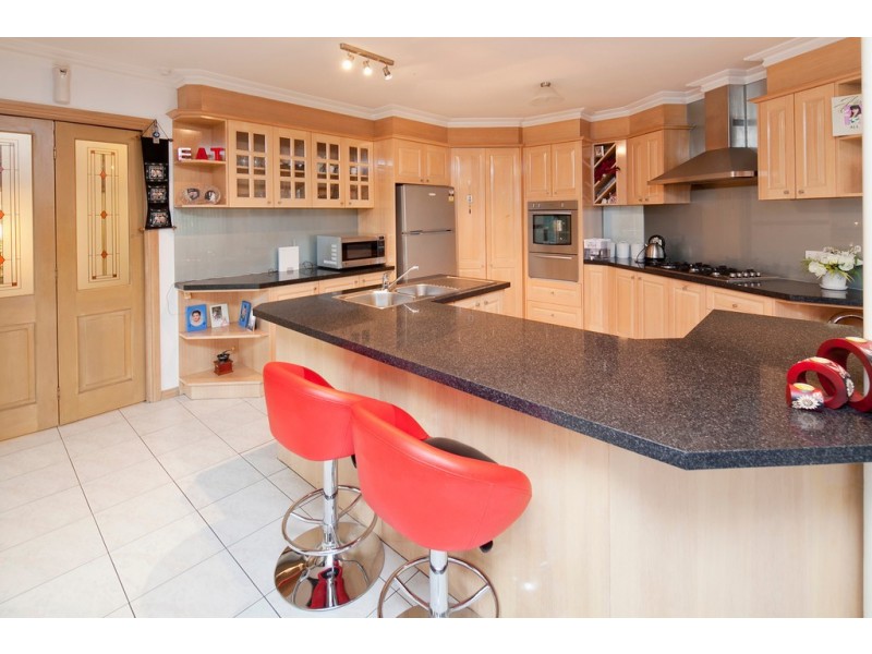 5 Naila Cl, Endeavour Hills VIC 3802