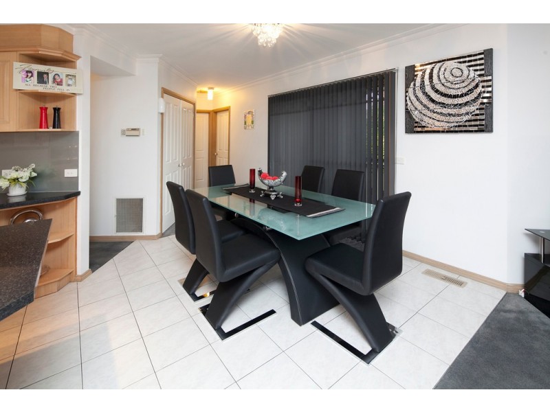 5 Naila Cl, Endeavour Hills VIC 3802