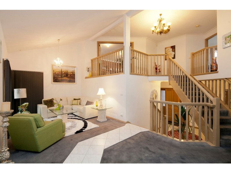5 Naila Cl, Endeavour Hills VIC 3802