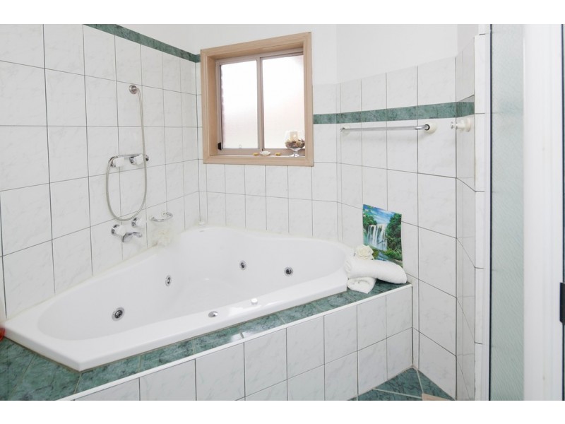 5 Naila Cl, Endeavour Hills VIC 3802