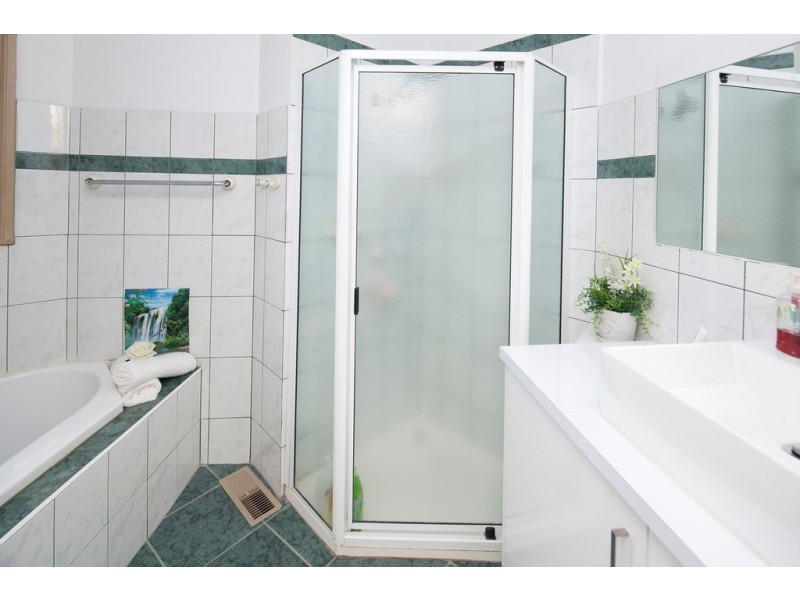 5 Naila Cl, Endeavour Hills VIC 3802