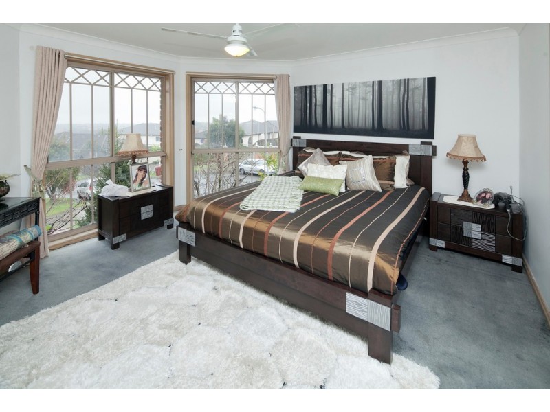 5 Naila Cl, Endeavour Hills VIC 3802