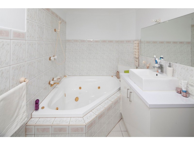 5 Naila Cl, Endeavour Hills VIC 3802