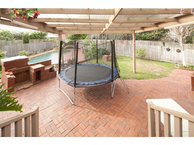 5 Naila Cl, Endeavour Hills VIC 3802