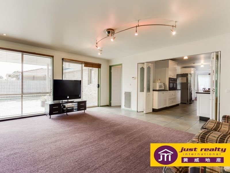 10 St Boswells Ave, Berwick VIC 3806