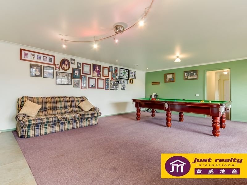 10 St Boswells Ave, Berwick VIC 3806