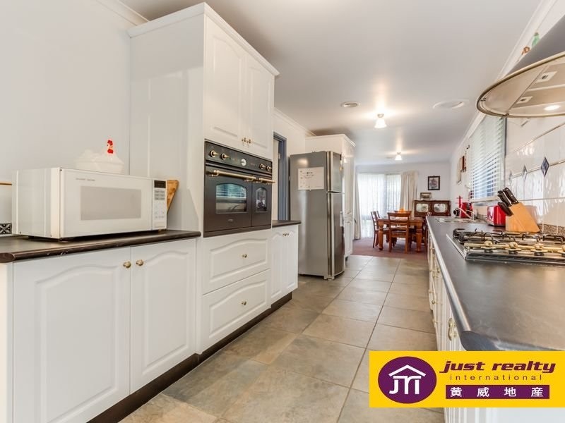 10 St Boswells Ave, Berwick VIC 3806