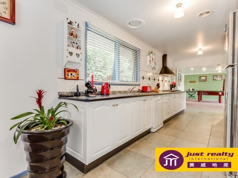 10 St Boswells Ave, Berwick VIC 3806