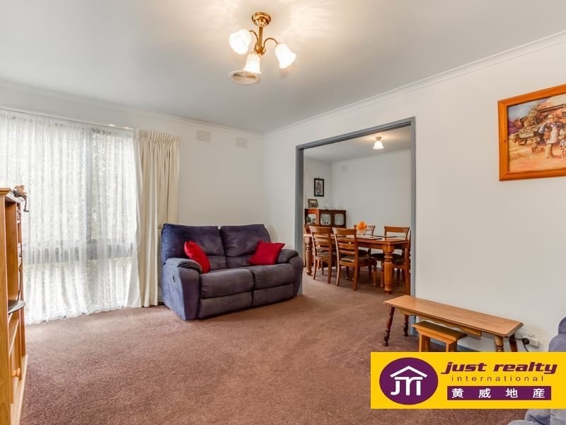 10 St Boswells Ave, Berwick VIC 3806